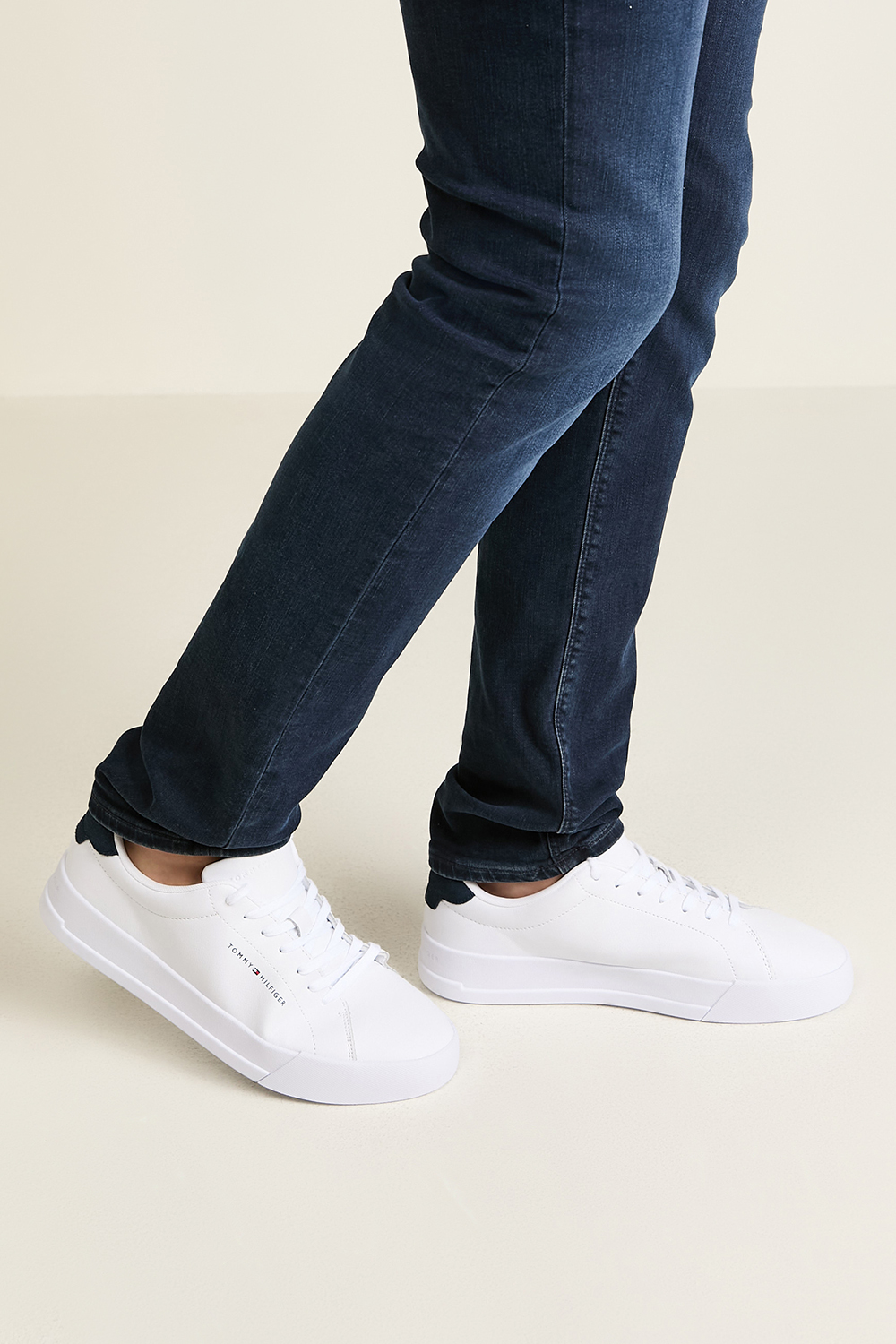 תמונת כל הלוק של נעלי סניקרס